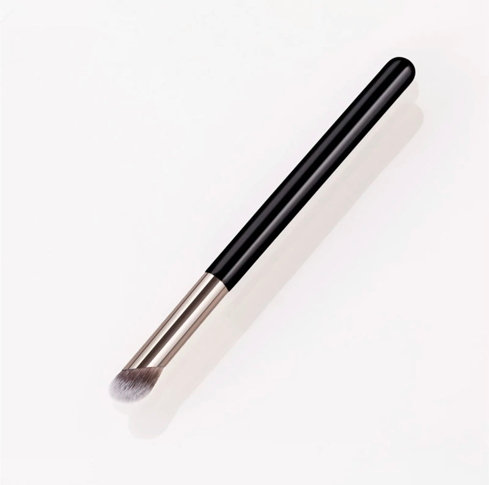 
            
                Load image into Gallery viewer, Brow Buff Concealer Brush
            
        
